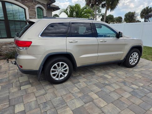 Used 2014 Jeep Grand Cherokee Laredo w/ 18" Wheel & 8.4" Radio Group image 2