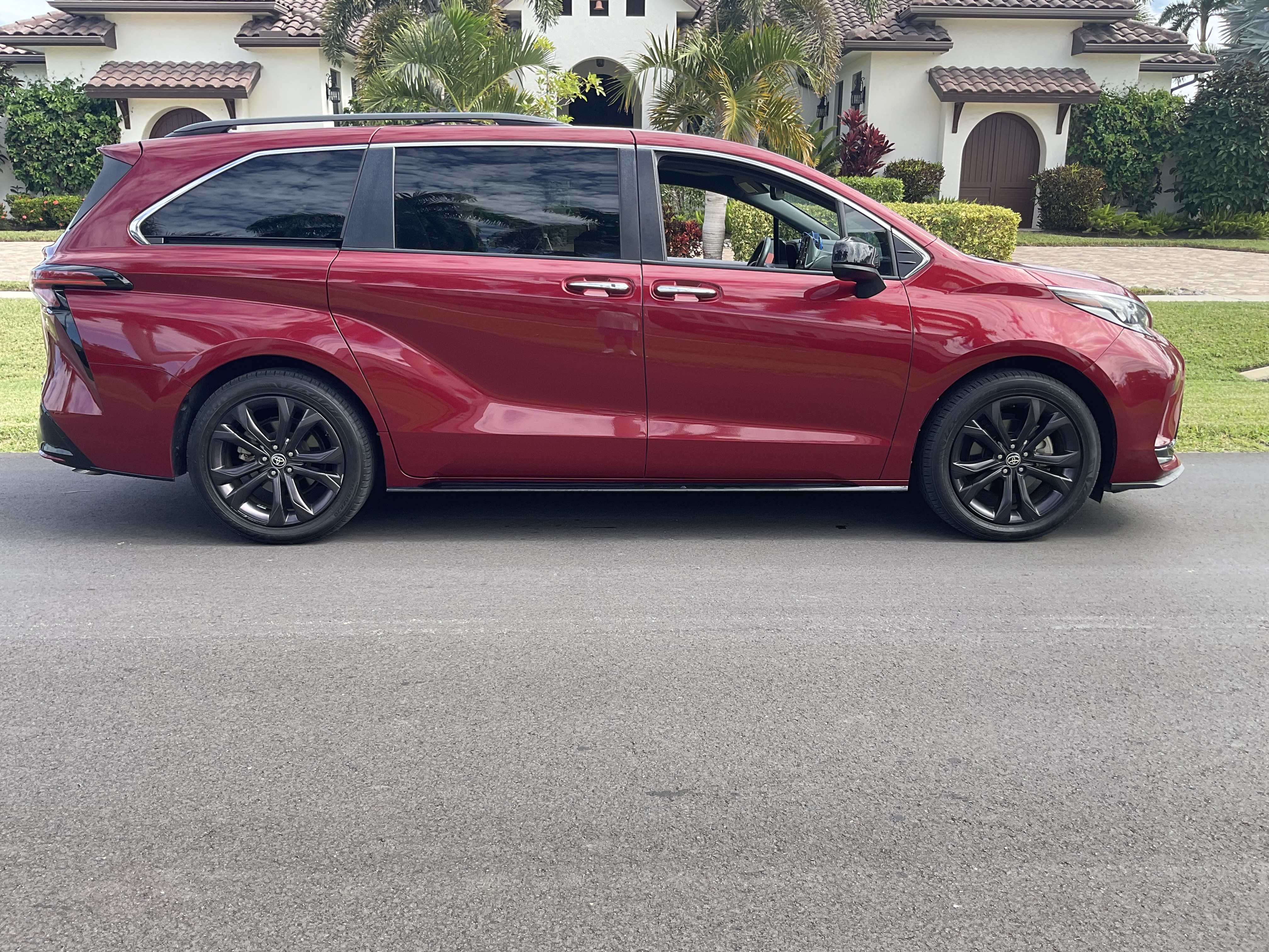 Used 2022 Toyota Sienna XSE w/ XSE Plus Package FWD image 2