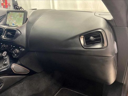 Used 2019 Aston Martin V8 Vantage Coupe 2D image 17