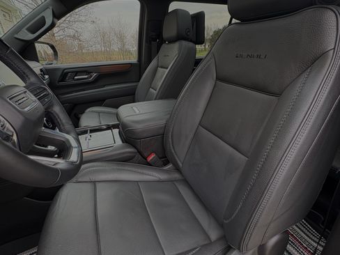 Used 2025 GMC Yukon XL Denali w/ Denali Reserve Package image 2