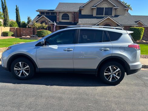 Used 2018 Toyota RAV4 XLE image 2