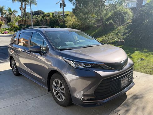 Used 2021 Toyota Sienna XLE image 1