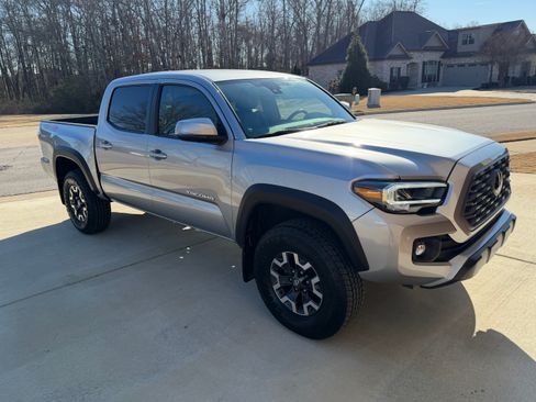 Used 2023 Toyota Tacoma TRD Off-Road w/ Advanced Technology Package image 4