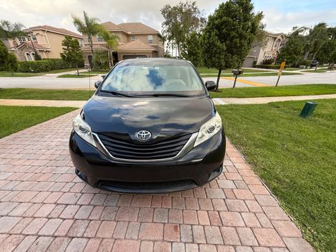 Used 2013 Toyota Sienna LE image 1