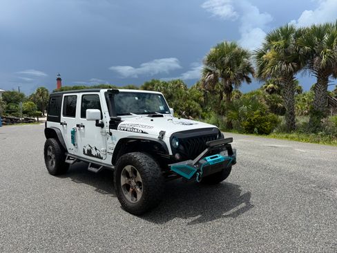 Used 2017 Jeep Wrangler Unlimited Sahara w/ Trailer Tow Group AWD/4WD image 6