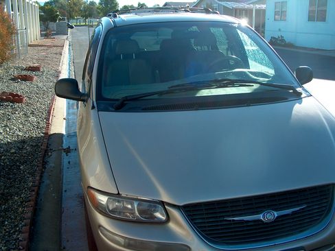 Used 1999 Chrysler Town & Country LX image 8