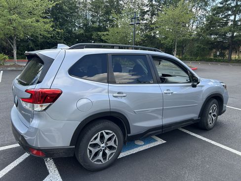 Used 2021 Subaru Forester Premium AWD/4WD image 9