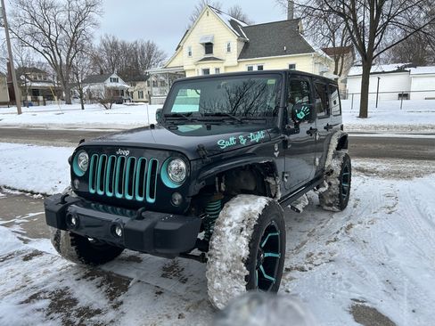 Used 2017 Jeep Wrangler Unlimited Sahara w/ Connectivity Group image 15