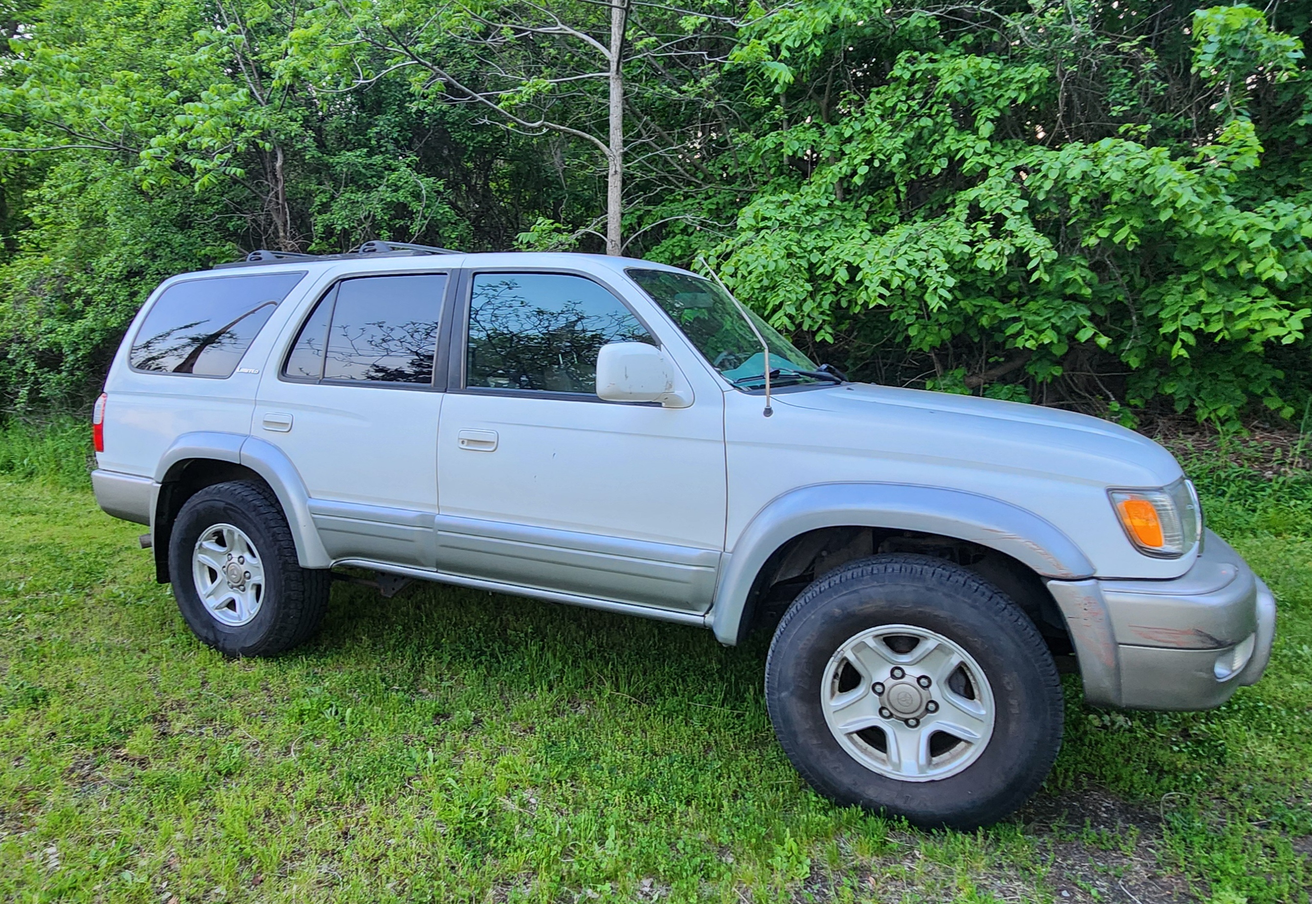 Used 2000 Toyota 4Runner Limited RWD image 1