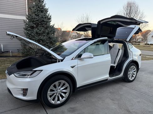 Used 2017 Tesla Model X 75D image 2