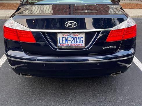 Used 2010 Hyundai Genesis 3.8 w/ Technology Pkg 4 RWD image 5