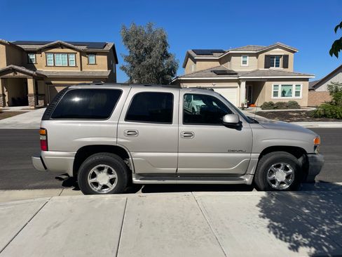 Used 2004 GMC Yukon Denali image 2