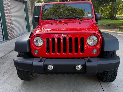 Used 2016 Jeep Wrangler Unlimited Rubicon w/ Connectivity Group AWD/4WD image 4