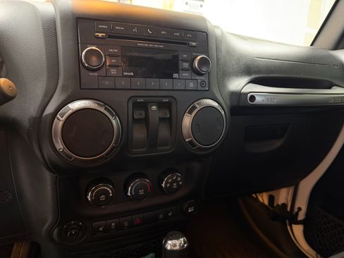 Used 2018 Jeep Wrangler Sahara AWD/4WD image 10