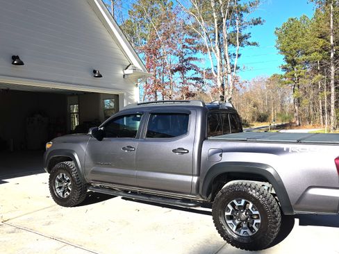 Used 2016 Toyota Tacoma TRD Off-Road image 19