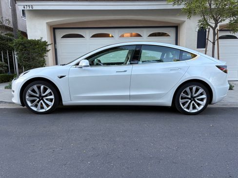 Used 2020 Tesla Model 3 Standard Range Plus image 1