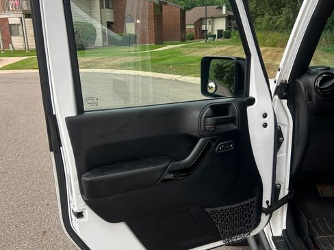 Used 2015 Jeep Wrangler Unlimited Sahara AWD/4WD image 19