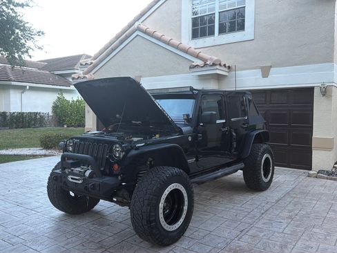 Used 2012 Jeep Wrangler Unlimited Rubicon AWD/4WD image 4
