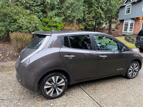Used 2017 Nissan Leaf SV image 10