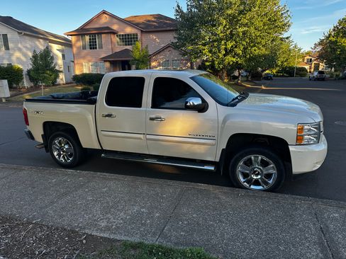 Used 2013 Chevrolet Silverado 1500 LTZ w/ LTZ White Diamond Edition AWD/4WD image 4