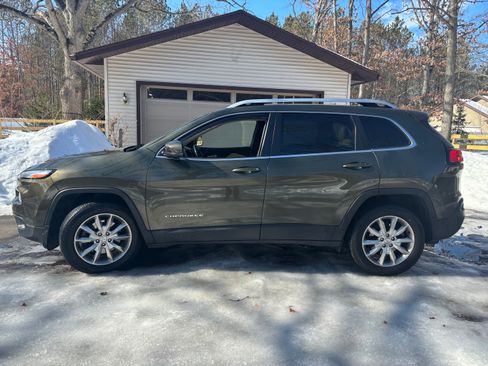 Used 2016 Jeep Cherokee Limited image 2