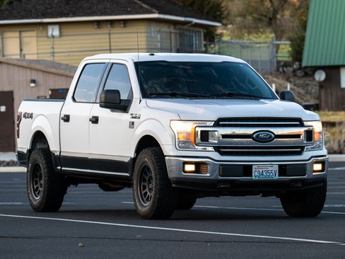 Used 2018 Ford F150 XLT w/ Trailer Tow Package image 4