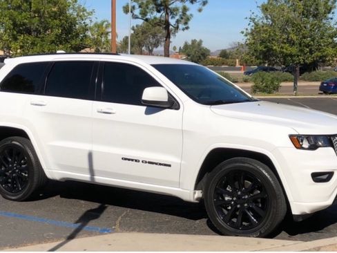 Used 2017 Jeep Grand Cherokee Altitude RWD image 5