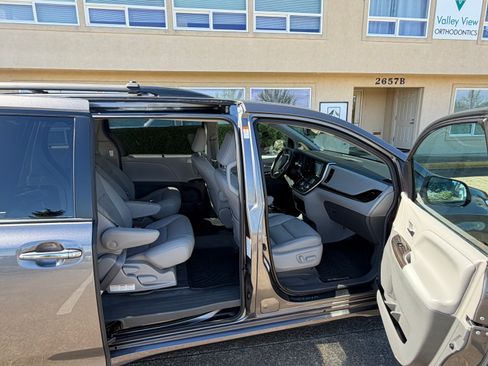 Used 2018 Toyota Sienna XLE Premium FWD image 8