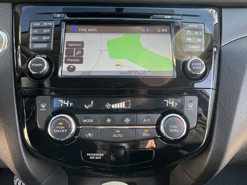 Used 2016 Nissan Rogue SV w/ SV Premium Package image 17