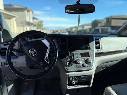 Used 2016 Toyota Sienna XLE image 6