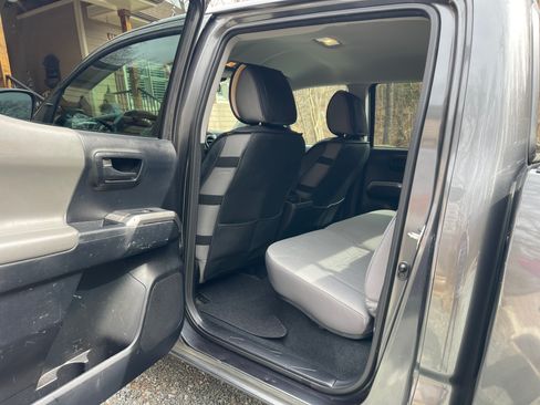 Used 2016 Toyota Tacoma SR5 w/ Towing Package image 4