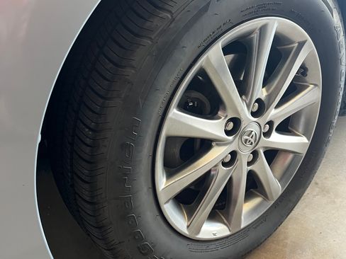 Used 2011 Toyota Camry Hybrid Sedan 4D image 17