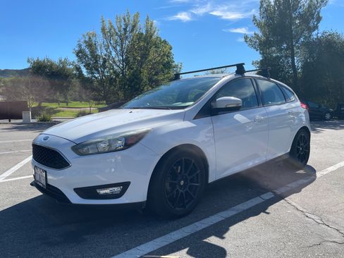 Used 2015 Ford Focus SE w/ Equipment Group 201A image 2