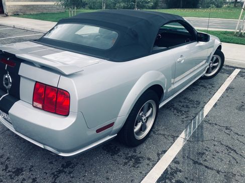 Used 2005 Ford Mustang GT Premium image 2