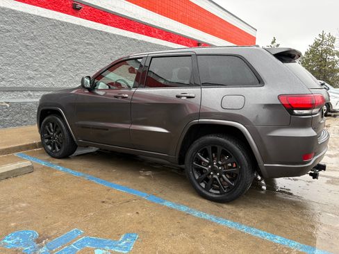 Used 2018 Jeep Grand Cherokee Altitude image 1