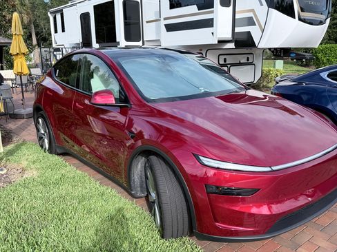 Used 2026 Tesla Model Y Long Range RWD image 1