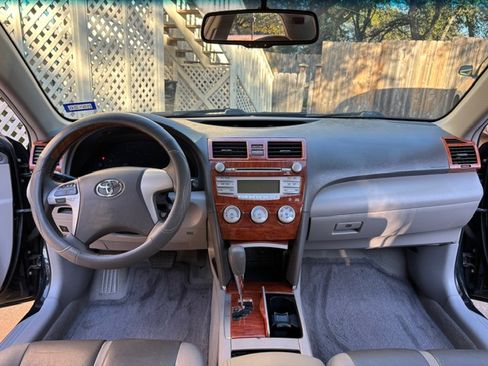 Used 2010 Toyota Camry LE image 8