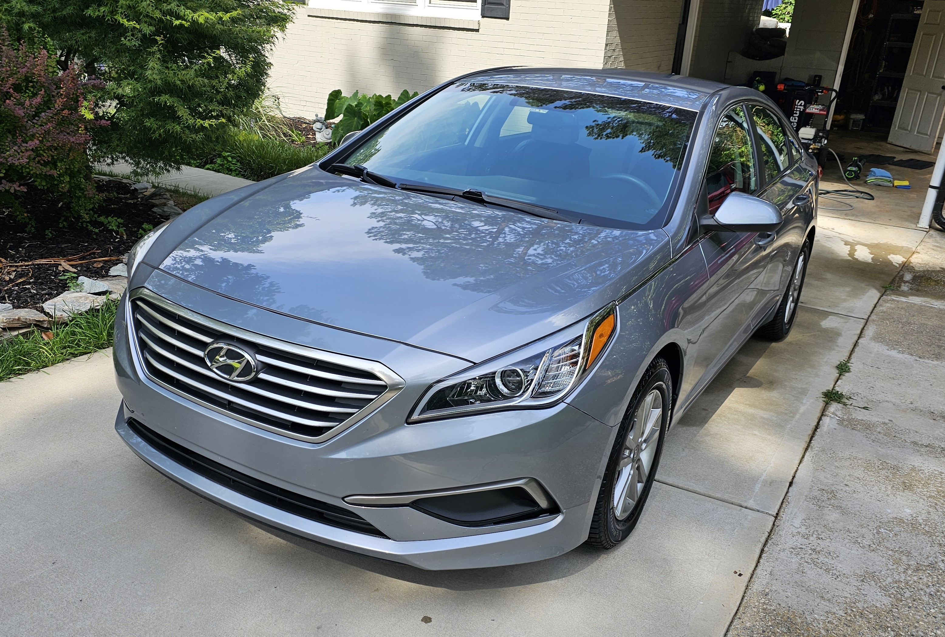 Used 2016 Hyundai Sonata SE FWD image 2