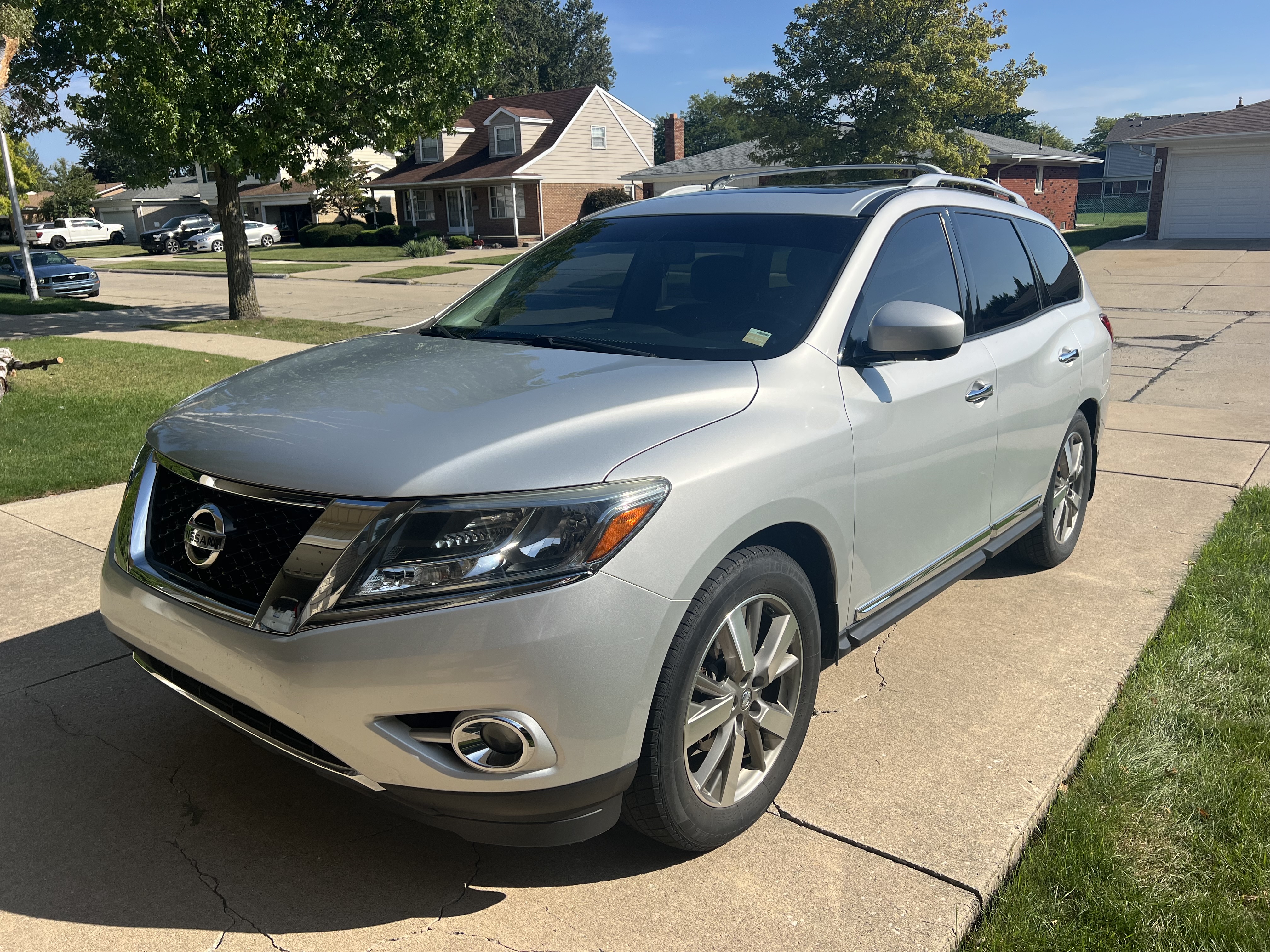 Used 2014 Nissan Pathfinder Platinum w/ Platinum Premium Package AWD/4WD image 1