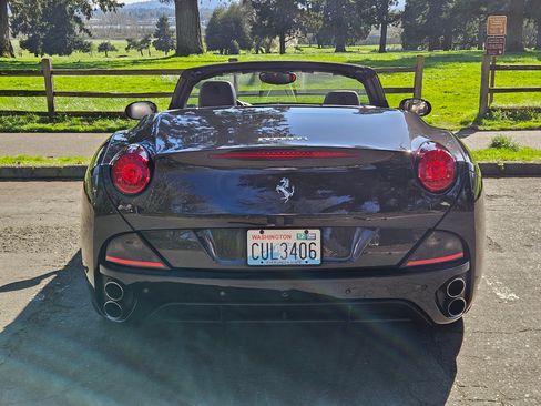 Used 2014 Ferrari California image 10