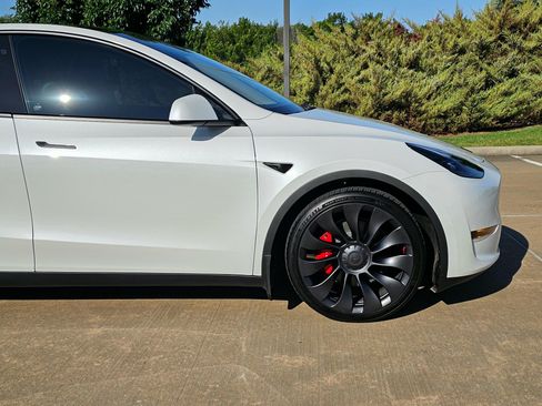 Used 2023 Tesla Model Y Performance image 11