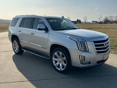 Used 2018 Cadillac Escalade Luxury image 1