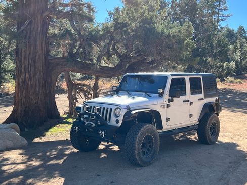 Used 2018 Jeep Wrangler Unlimited Sahara w/ Connectivity Group image 5