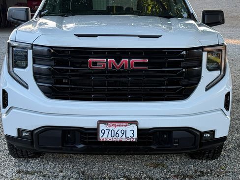 Used 2022 GMC Sierra 1500 Elevation w/ X31 Off-Road Package AWD/4WD image 13