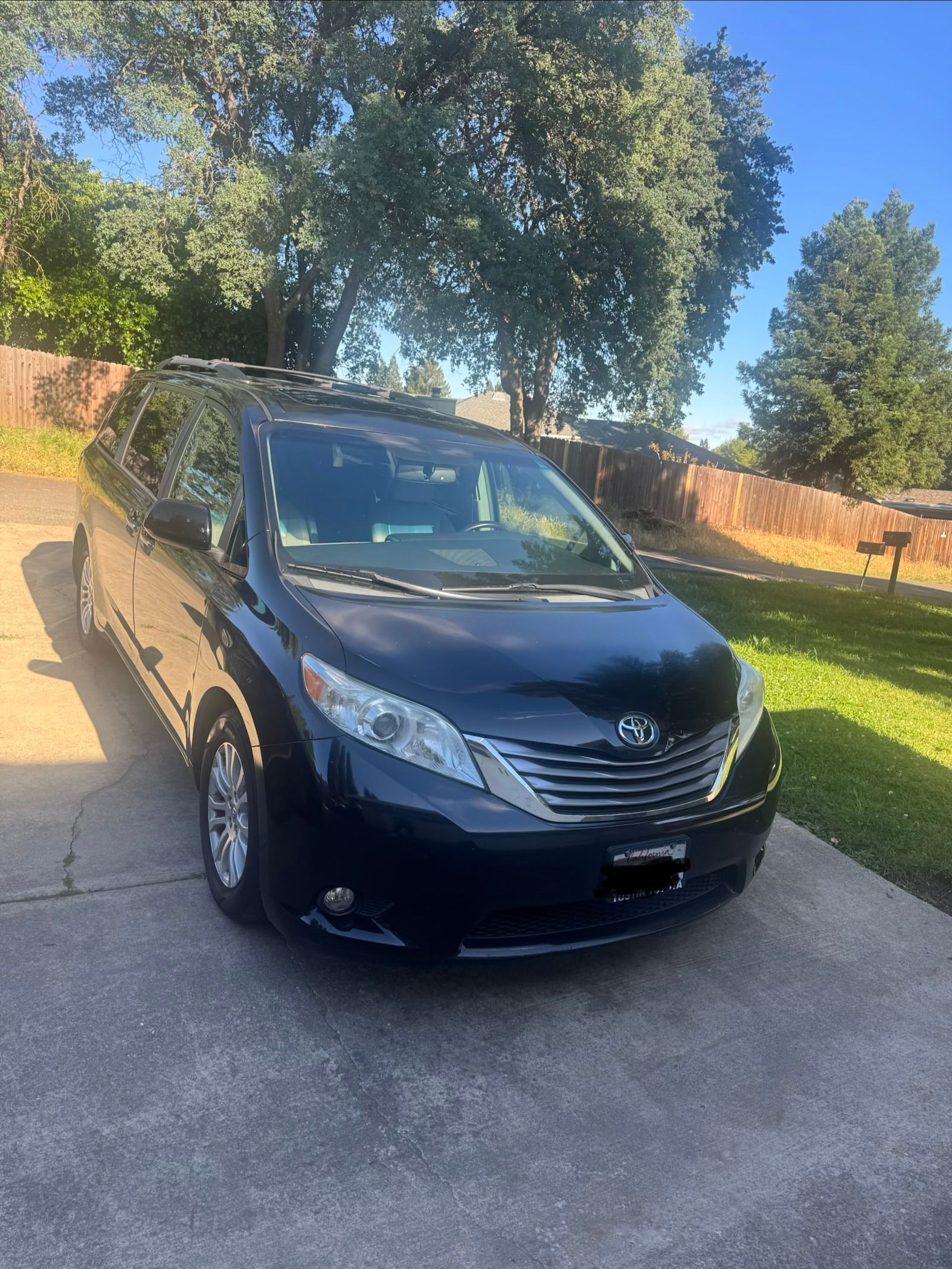 Used 2015 Toyota Sienna XLE w/ XLE Navigation Package FWD image 1