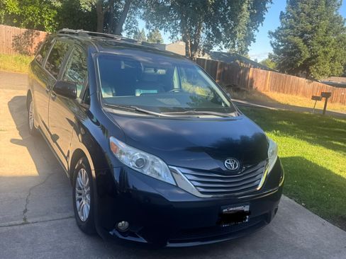 Used 2015 Toyota Sienna XLE w/ XLE Navigation Package image 1