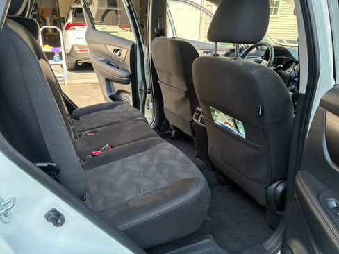 Used 2016 Nissan Rogue SV w/ SV Premium Package image 18