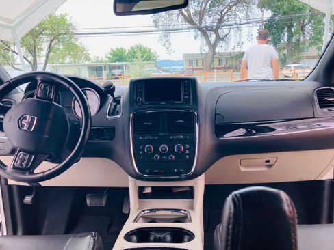 Used 2019 Dodge Grand Caravan SXT image 6