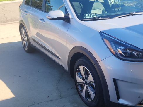 Used 2019 Kia Niro EX Premium w/ Sunroof Package image 4