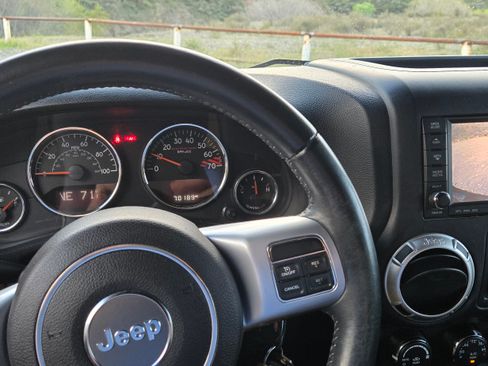 Used 2015 Jeep Wrangler Unlimited Rubicon image 18